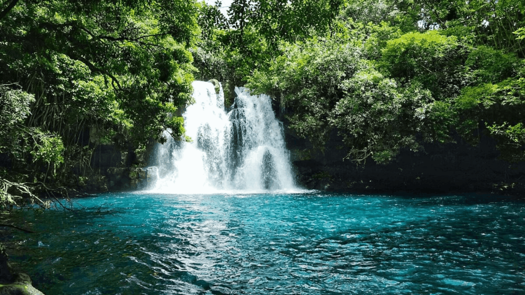 Cascade d'eau bleue