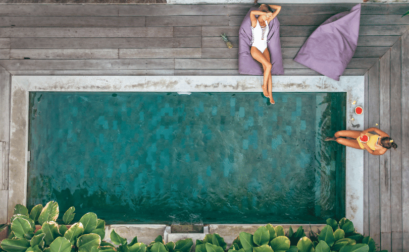 Une mère et sa fille dans leur piscine à Maurice