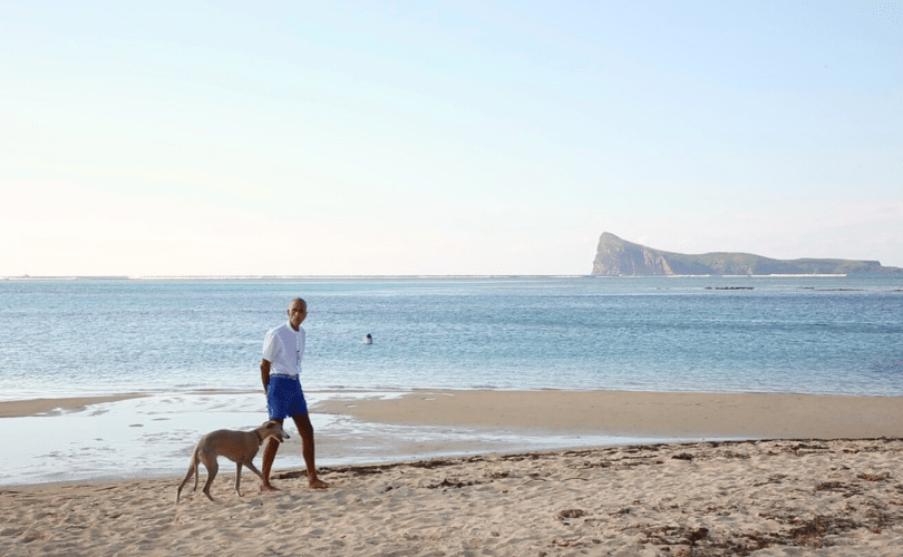 Luc retraité à l'Ile Maurice faisant une balade avec son chien
