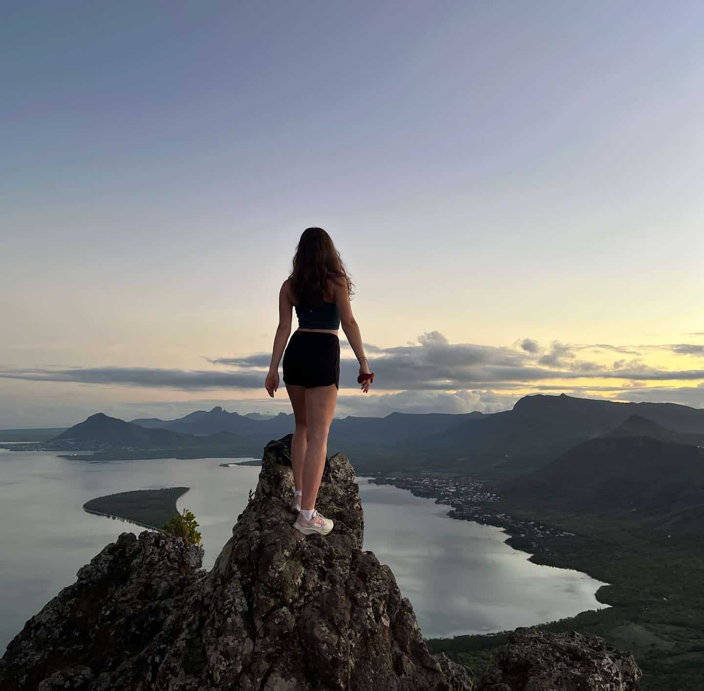 Jeune fille en haut d'une montagne à Maurice