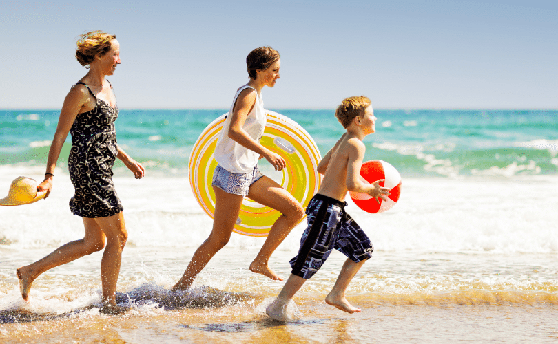 Une famille qui s'amuse sur la plage à Maurice
