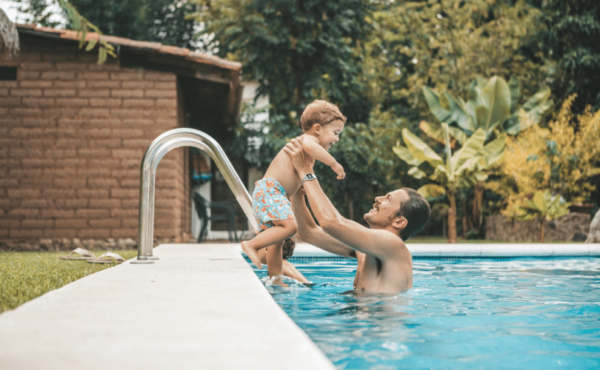 Photos-article – Vivre à Maurice en famille zoom sur le logement (1) Famille expatriée s'amusant dans une piscine