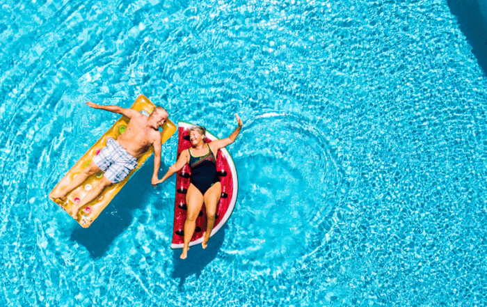 Deux retraités dans une piscine à Maurice