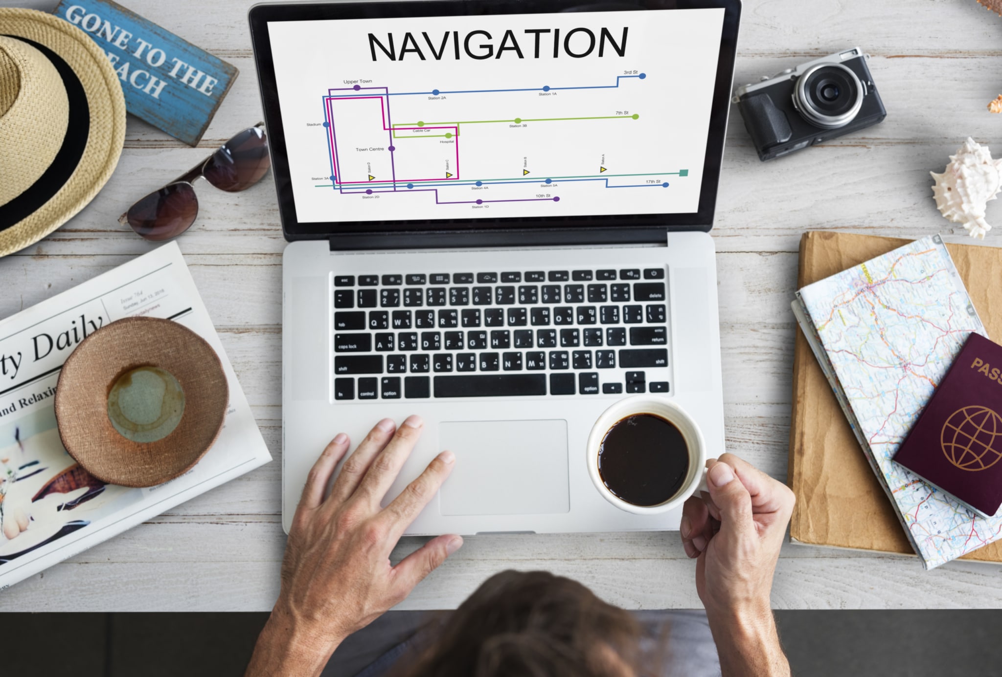 Digital nomadisme concentré sur son ordinateur