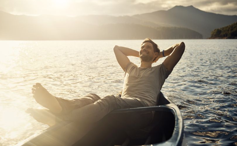 Fiscalité à Maurice – Un cadre idéal pour les expatriés et investisseurs Homme détendu sur un bateau, symbolisant la sérénité et les avantages fiscaux de l’expatriation à Maurice