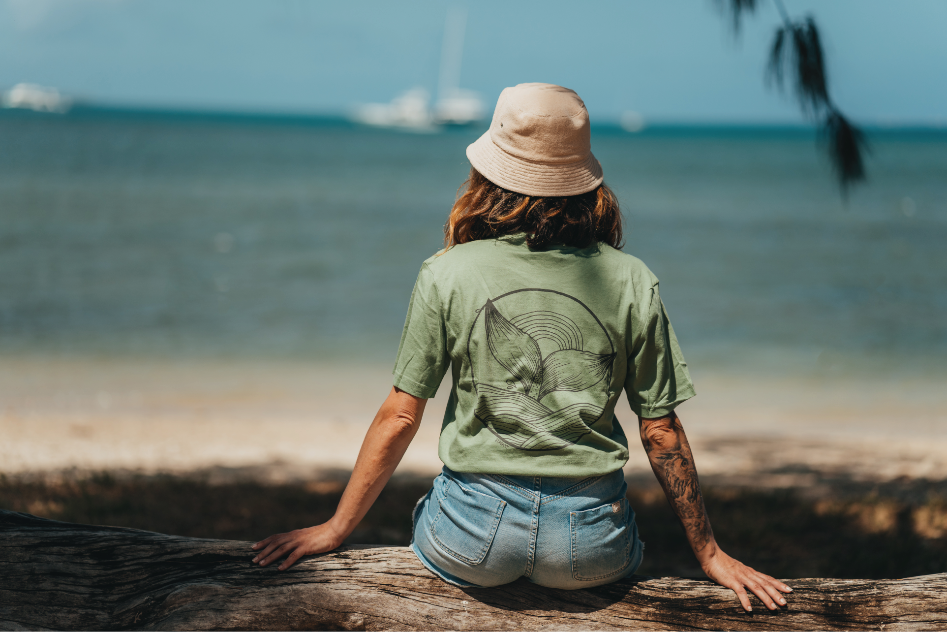 Charlotte, experte SmartTraveller, contemplant l'océan à Maurice lors d’un voyage de repérage pour futurs expatriés.