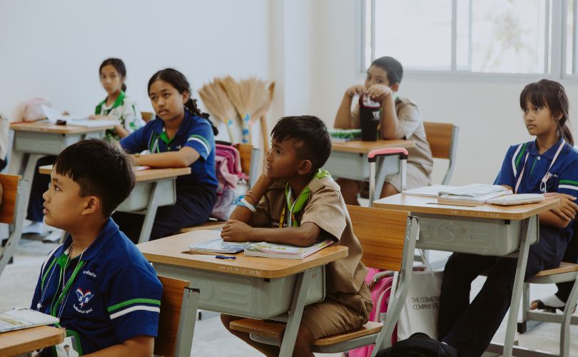Écoles internationales à Maurice Salle de classe avec des élèves en uniforme attentifs à leur cours dans une école internationale à Maurice.
