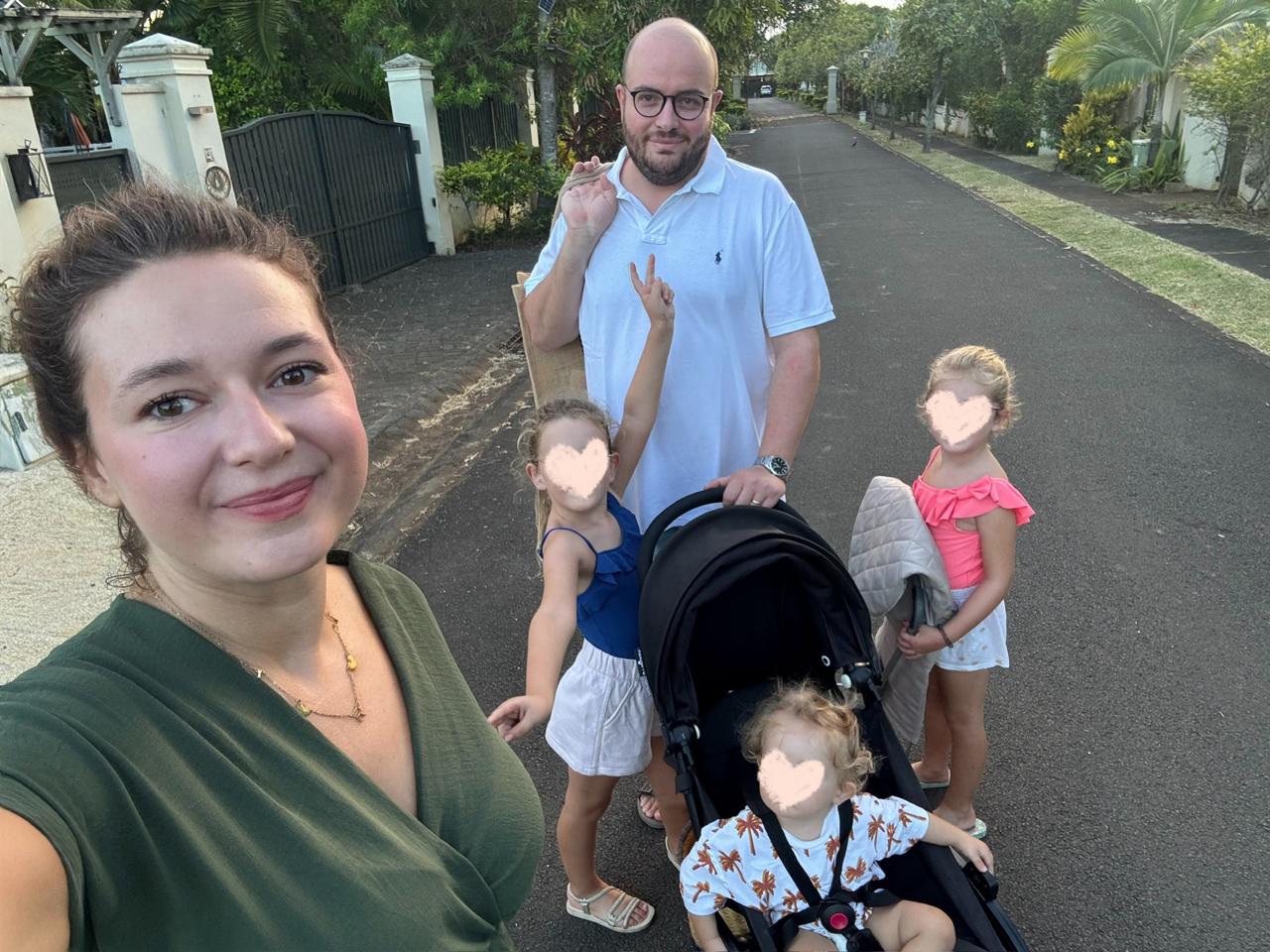 Témoignage d’une famille expatriée à Maurice : leur nouvelle vie au soleil Une famille expatriée en balade dans un quartier résidentiel de l’île Maurice, profitant du cadre de vie agréable et sécurisé pour une nouvelle aventure sous les tropiques.