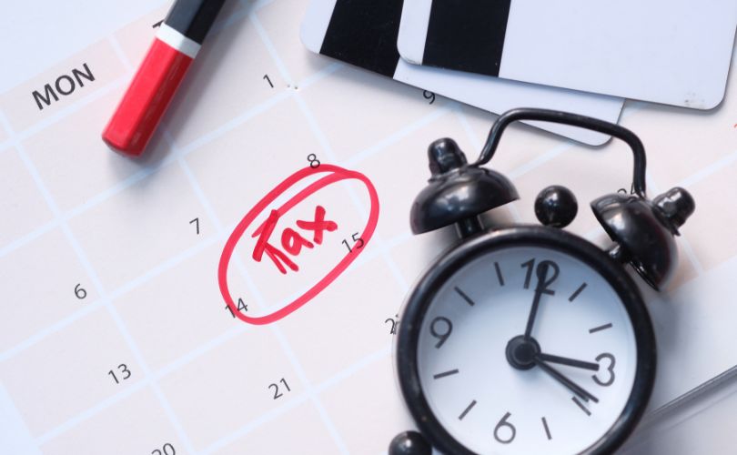 expatriation-et-declaration-taxe-ile-maurice Calendrier fiscal avec alarme et mention "tax" pour illustrer la déclaration MRA et la Trade License à Maurice